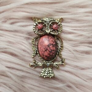 Gerry's Jelly Belly Owl Brooch Pin Gold Tone Coral Pink Stone Cab Bird
